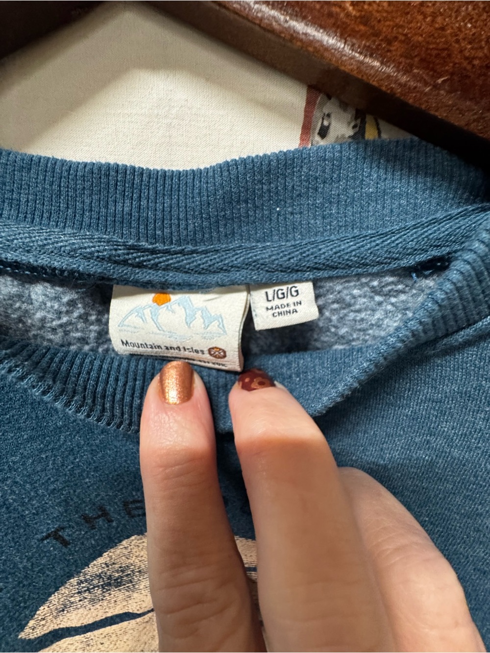 Mountain and Isles Women’s  Blue Graphic Crewneck Sweatshirt size large - Picture 2 of 5